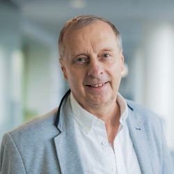 Vollnavigierte Implantation mit drei Implantaten BioniQ